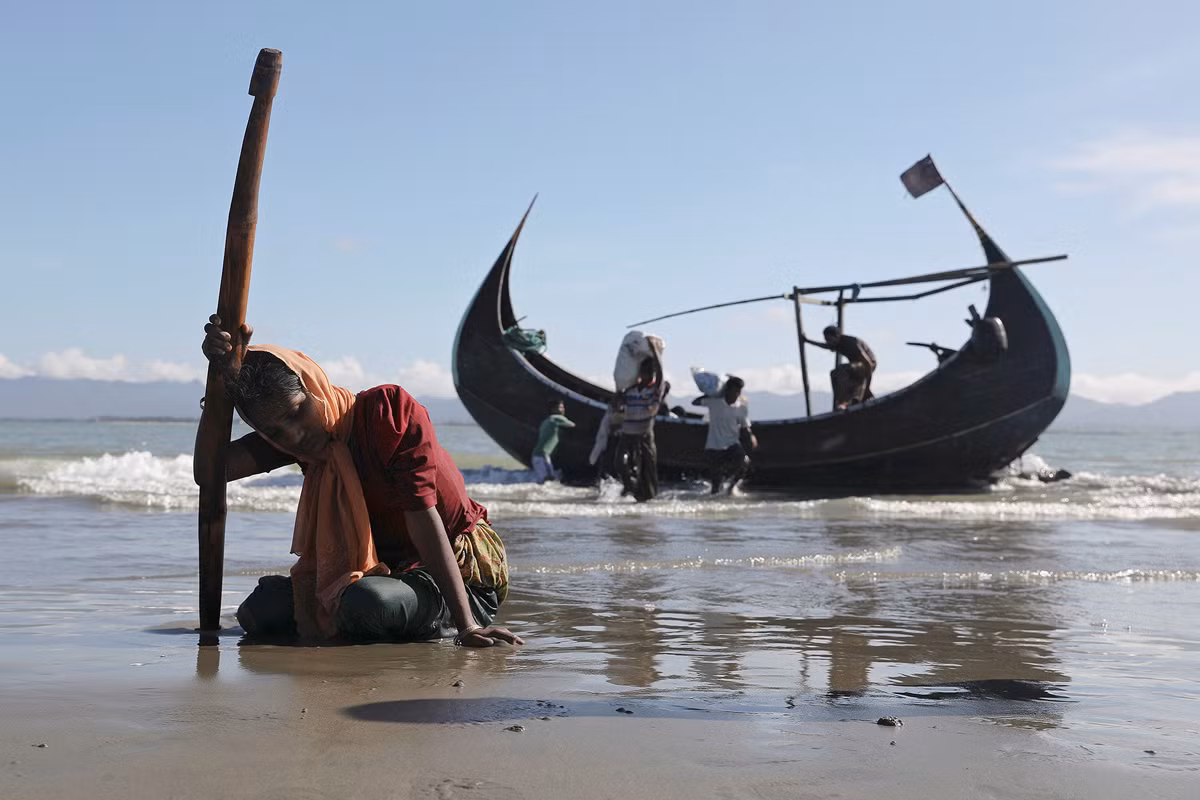 Kể từ ngày 25/8, gần 600 nghìn người tị nạn Rohingya đã vượt biên từ bang Rakhine (Myanmar) vào Bangladesh. Ảnh: Một người phụ nữ kiệt sức sau khi đến bờ biển Shah Porir Dwip ở Teknaf, gần Cox’s Bazar (Bangladesh) từ Myanmar ngày 1/10/2017. Ảnh: The Atlantic.