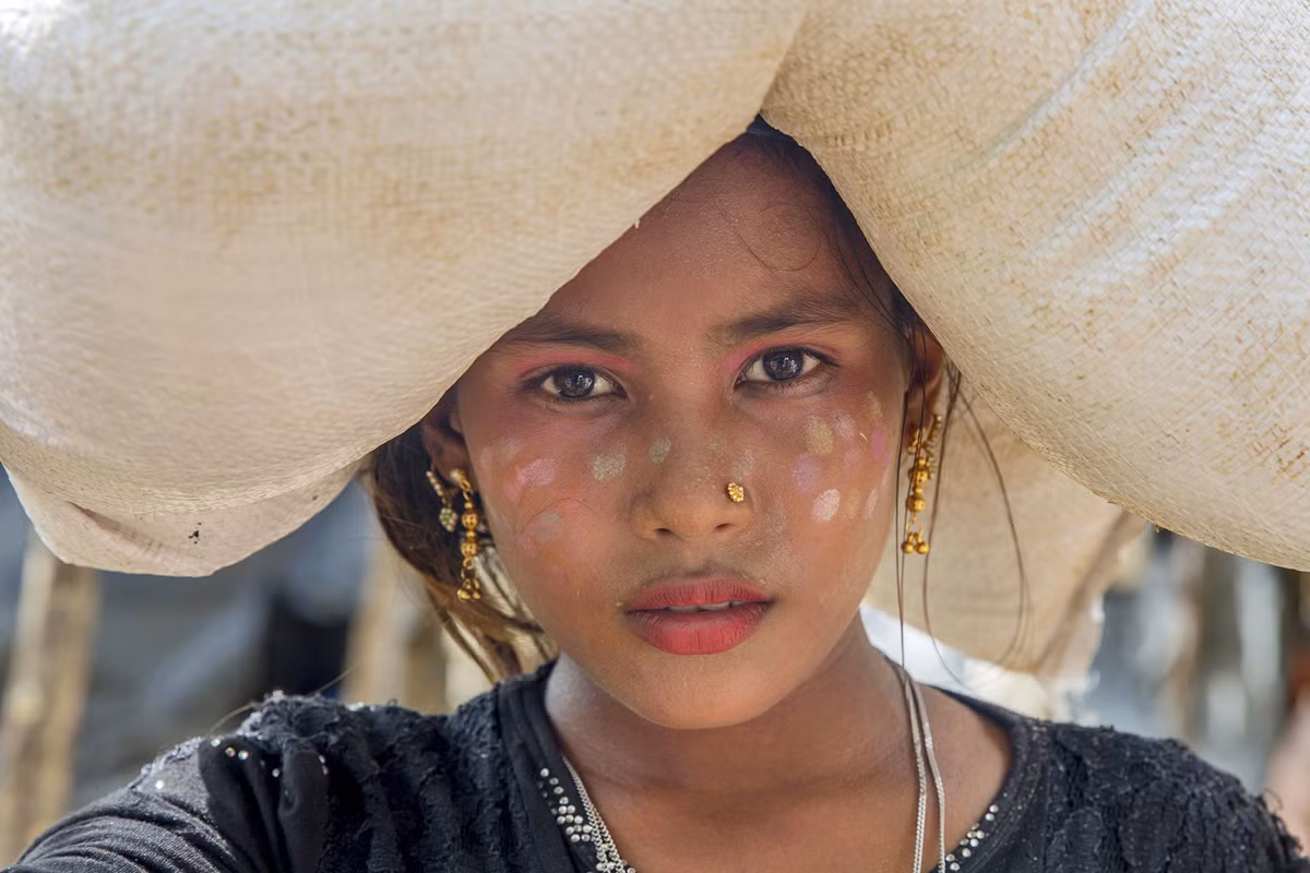 Kohima Khatoon mang theo thực phẩm tới khu trại tị nạn Taiy Khali ở Bangladesh ngày 18/10/2017. Ảnh: The Atlantic.