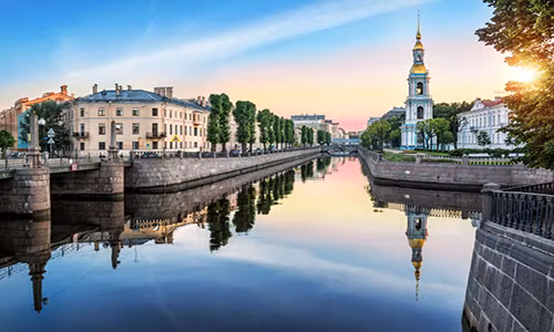 World Travel Award đã vinh danh thành phố St. Petersburg là thành phố tuyệt với nhất Châu Âu năm 2017. Ảnh: Cây cầu Pikalov và tháp chuông của Nhà thờ St. Nicholas trong khu Semimostie (7 cây cầu) của thành phố. Tương truyền, những ai đến thăm địa danh này có thể thực hiện được ước mơ của họ. Ảnh: Sputnik.