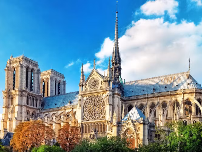 Nhà thờ Đức Bà, Paris, Pháp: Đây là một điểm đến không thể bỏ qua nếu bạn đến Paris. Nhà thờ Đức Bà là chuẩn mực của kiến trúc Gothic cổ điển Pháp, nằm ở Île de la Cité – một hòn đảo nhỏ bên bờ sông Seine.