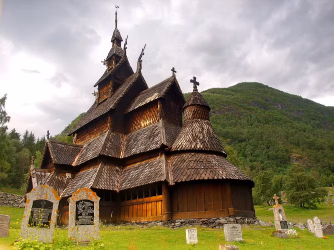 Borgund Stave Church, Borgund, Na Uy: Mặc dù nằm một vùng xa xôi, hẻo lánh cũng như cây cối rậm rạp bao quanh nhưng nhà thờ Borgund vẫn là một điểm đến thu hút. Được xây dựng bởi những người thợ thủ công từ cuối thế kỷ 12, nhà thờ này đến nay vẫn mở cửa cho các du khách tham quan.