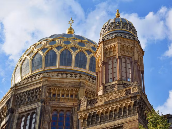 Neue Synagogue, Berlin, Đức: Địa điểm này từng bị phá hủy nặng nề trong Thế chiến thứ 2 nhưng nó đã được xây dựng lại vào những năm 1980 và chính thức mở lại vào năm 1995.