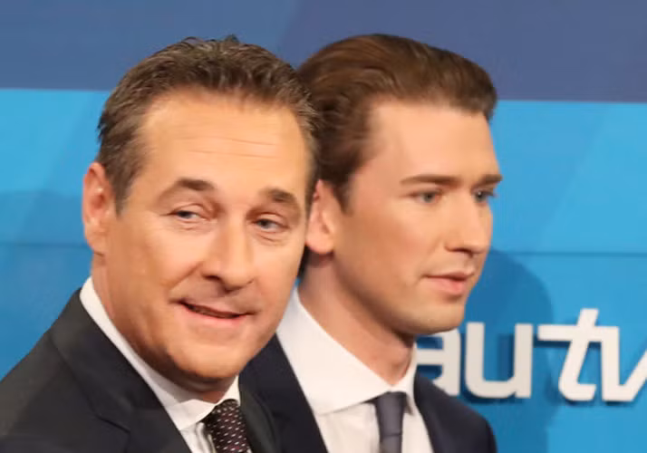 Ông Sebastian Kurz có thể để ngỏ cánh cửa liên minh với đảng Tự do (FPO) cánh hữu (với 27,4% số phiếu), vốn chủ trương “công bằng cho người Áo” với những đề xuất thắt chặt kiểm soát người nhập cư và tị nạn. Trong ảnh là ông Sebastian Kurz và lãnh đạo FPO Heinz-Christian Strache (trái) gặp nhau trước 1 cuộc phỏng vấn trên truyền hình sau cuộc tổng tuyển của ngày 15/10.