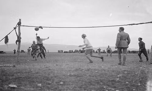 Một trận đấu bóng trên Mặt trận Balkan ngày 25/12/1916. Ảnh: The Sun.