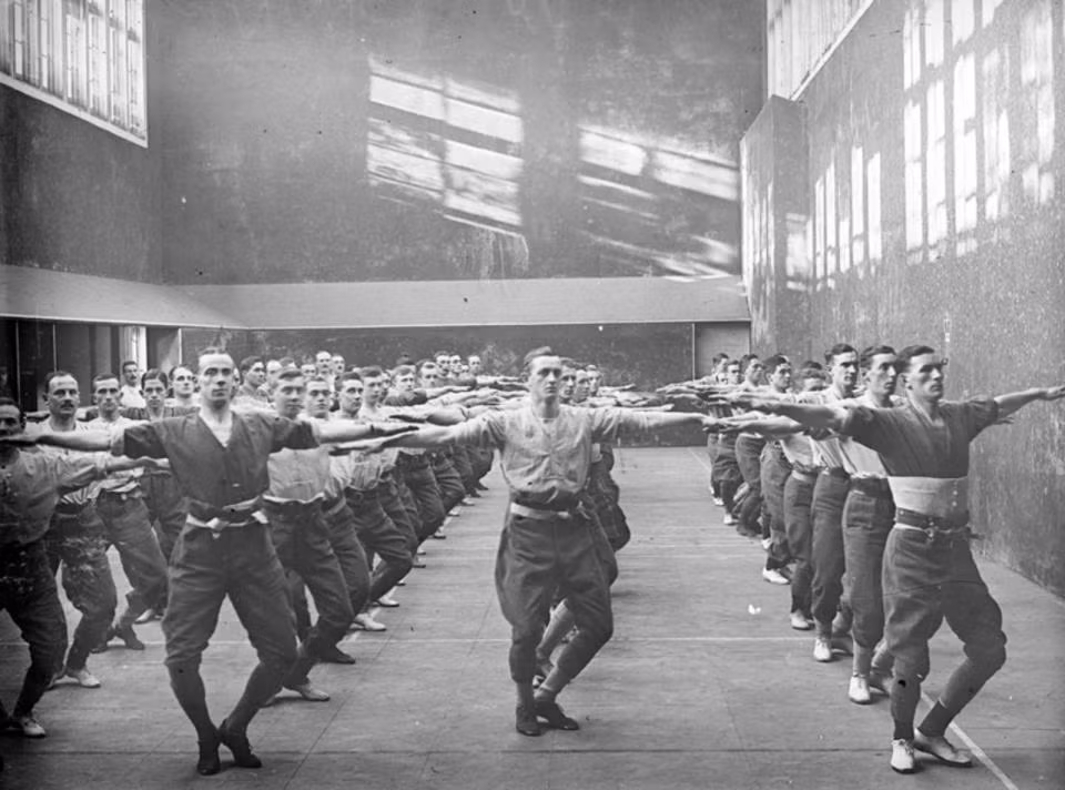 Nam thanh niên đến từ Đại học Cambridge trong phòng tập gym của quân đội hồi Chiến tranh Thế giới thứ nhất. Ảnh: The Sun.
