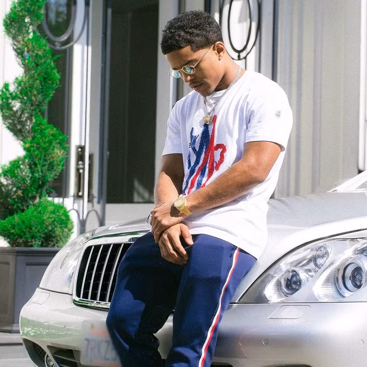 Trên trang Instagram, Justin Combs (23 tuổi), con trai của rapper Diddy, “khoe” những chiếc xe đắt tiền và đồ trang sức trị giá triệu đô. Dường như Justin còn sở hữu riêng một chiếc máy bay tư nhân. Ảnh: The Richest.