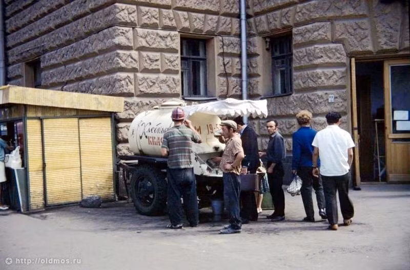 Những người dân mua nước Kvas uống ngoài đường phố vào năm 1975. Ảnh: ER.