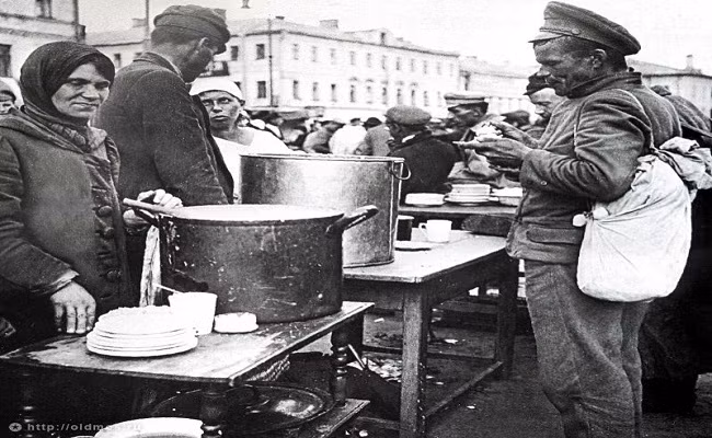 Khá nhiều mặt hàng được bán ngoài đường phố ở Moscow thời Liên Xô, chẳng hạn như đồ uống, bánh, kem, rau củ, hoa,... Ảnh: ER.