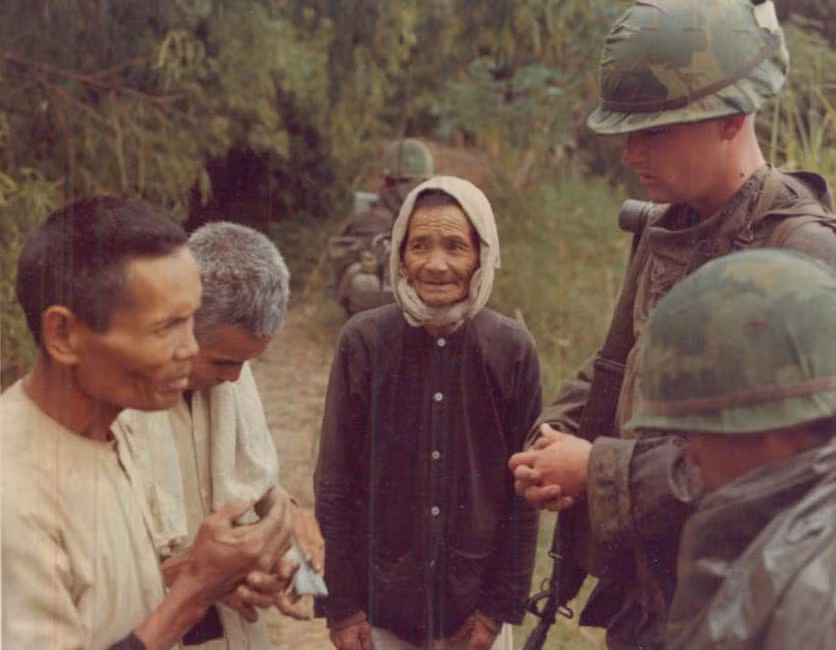 Những người cao tuổi trong một ngôi làng ở miền Nam đang bị lính Mỹ thẩm vấn, năm 1967. Ảnh: ATI.
