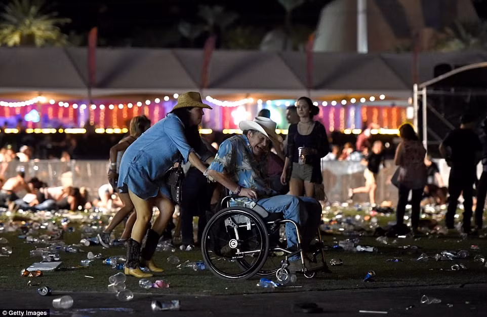 Người đàn ông ngồi trên xe lăn vẫn chưa hết hoảng sợ khi vụ xả súng xảy ra. Ảnh: Getty Images.