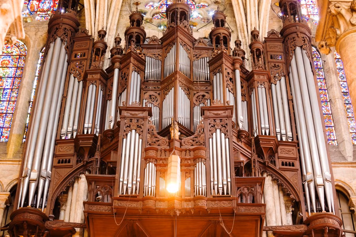 Bên trong nhà thờ chính tòa Đức Bà Chartres. Ảnh: BI.