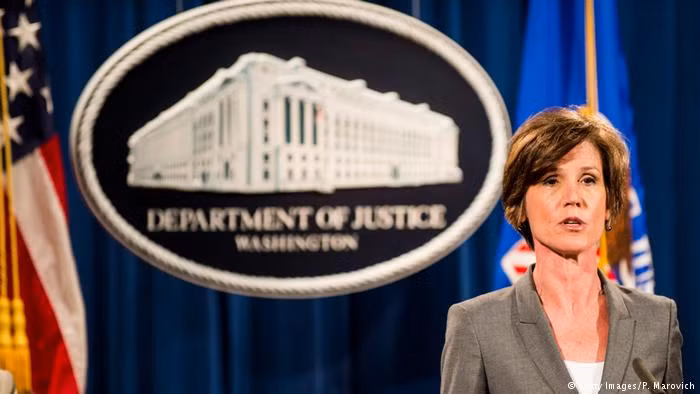 Ngày 30/1/2017, Tổng thống Mỹ Donald Trump đã sa thải Bộ trưởng Tư pháp Sally Yates sau khi bà từ chối bảo vệ lệnh cấm nhập cảnh (của ông Trump) đối với công dân một số nước Hồi giáo. Trước đó, ngày 26/1, bà Sally nói rằng ông Flynn đã nói dối về các cuộc gọi của ông với Đại sứ Nga Sergey Kislyak. Ảnh: DW.