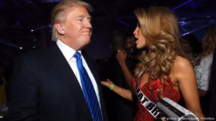 Ngày 18/6/2013: Ông Donald Trump viết trên Twitter: “Cuộc thi Hoa hậu Hoàn vũ sẽ được phát sóng trực tiếp từ Moscow (Nga) ngày 9/11. Một thỏa thuận lớn sẽ đưa đất nước chúng ta gần nhau hơn”. Ngày 17/10/2013, Trump nói với người dẫn chương trình David Letterman rằng ông đã “nhiều lần làm ăn với người Nga”. Ảnh: DW.