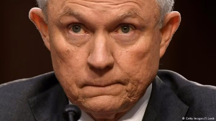 Ngày 2/3/2017: Tổng thống Trump nói rằng ông hoàn toàn tin tưởng Bộ trưởng Tư pháp Jeff Sessions. Sessions tuyên bố sẽ kháng nghị mọi cuộc điều tra về mối quan hệ giữa Nga và chiến dịch tranh cử của ông Trump. Ảnh: DW.