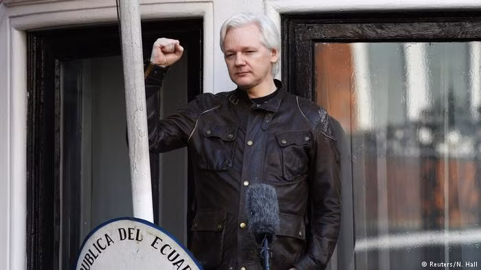 Ngày 22/6/2016, WikiLeaks công bố 20.000 thư điện tử đánh cắp từ DNC, dường như cho thấy ưu thế của của cựu Ngoại trưởng Mỹ Hillary Clinton trước Thượng nghị sĩ Bernie Sanders. Ảnh: DW.