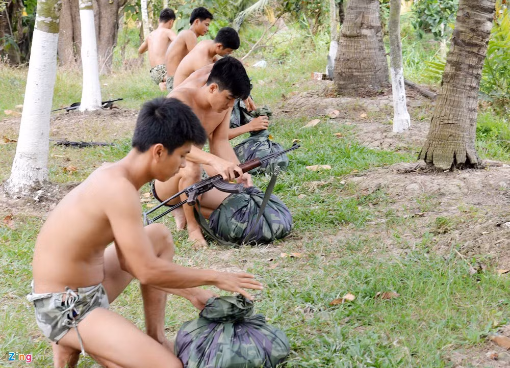 Hàng ngày, sau khi làm nóng cơ thể khoảng 20 phút, các chiến sĩ đặc công bắt đầu nhảy xuống sông để tập luyện. Trước khi vượt sông, hành trang được các chiến sĩ bao gói lại để không bị ướt.
