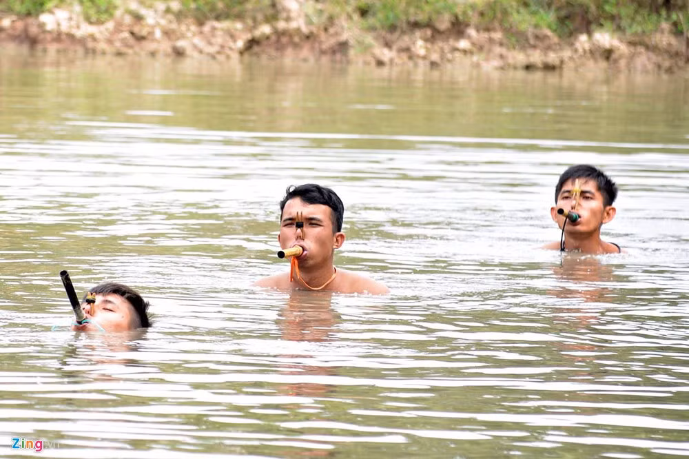 Để luyện tập bơi ngửa ngầm dưới nước, chiến sĩ ngậm ống thở và trải qua quá trình khổ luyện để mặt nước không lay động khi ẩn mình.