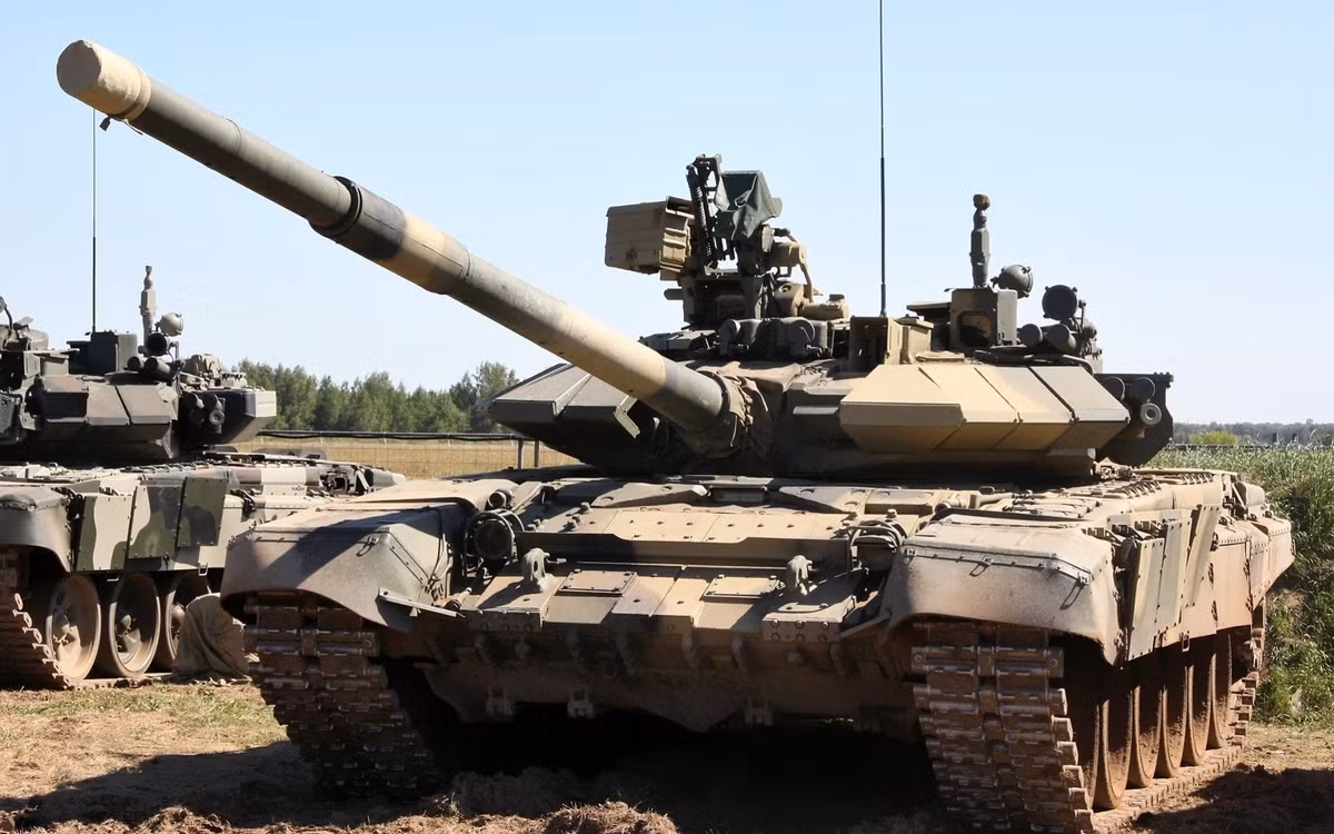 Tuy vậy, kể từ năm nay (2017), T-62 chính thức mất ngôi “hiện đại nhất” về tay xe tăng T-90S. Theo báo cáo của Uralvagonzavod, Việt Nam đã ký hợp đồng mua 64 chiếc xe tăng T-90S và T-90K – những chiếc xe tăng hiện đại hàng đầu thế giới hiện nay. Nguồn ảnh: Wikipedia