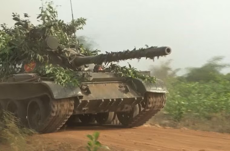 Chiếm số lượng đông đảo nhất là các xe tăng T-54 và T-55 do Liên Xô cung cấp trong và sau cuộc kháng chiến chống Mỹ cứu nước.