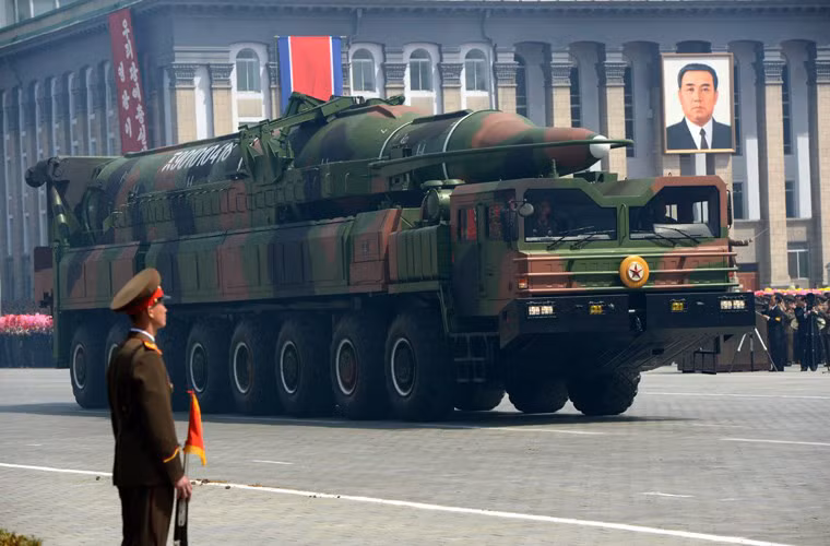 Tên lửa liên lục địa Hwasong-14 xuất hiện lần đầu trong cuộc duyệt binh năm 2015 và sau đó liên tiếp xuất hiện vào các năm 2016 và 2017. Nguồn ảnh: Sina