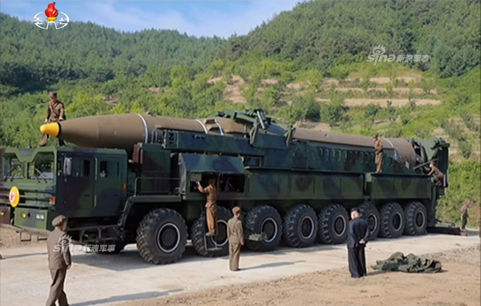 Ngày hôm nay (5/7), đồng loạt báo chí thế giới tiếp tục lên tiếng về sự kiện Triều Tiên tuyên bố phóng thử thành công tên lửa đạn đạo liên lục địa Hwasong-14. Chính giới Mỹ, Nhật buộc phải “cay đắng” thừa nhận rằng đúng là Triều Tiên đã phóng thành công tên lửa liên lục địa. Cùng lúc đó, hãng thông tấn quốc gia Triều Tiên cũng đã cho công bố “dung nhan” tên lửa Hwasong-14. Nguồn ảnh: Sina