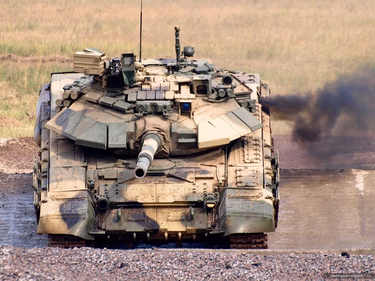 Về động cơ, phiên bản xe tăng T-90S trang bị động cơ diesel V-92S công suất đến 1.000 mã lực cho phép chiếc xe tăng di chuyển với tốc độ tới 60km trên đường bằng phẳng và 45km/h trên địa hình ghồ ghền. Động cơ này có khả năng sử dụng nhiều loại nhiên liệu, tích hợp tuabin tăng áp. Nguồn ảnh: Wikipedia