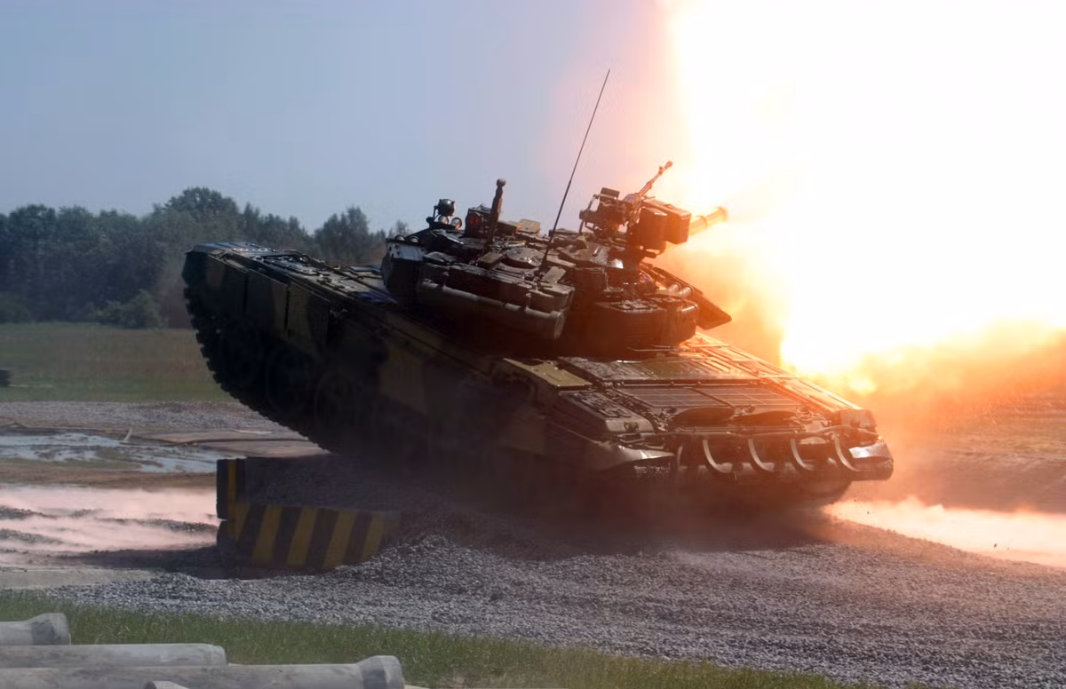 Pháo 2A46M của T-90S có thể bắn nhiều loại đạn gồm cả tên lửa: đạn xuyên động năng 3BM-44M (xuyên giáp dày 650mm ở góc chạm 0 độ cách 2km); đạn nổ lõm 3BK29 xuyên giáp dày tương đương 800mm thép RHA hoặc đạn nổ lõm mang đầu nổ tandem phá giáp ERA 3BK29M; đạn nổ phá chống bộ binh 3OF26 (bắn xa 10km) và đặc biệt là đạn tên lửa chống tăng 9M119M Refleks có tầm bắn 100m tới 6km, xuyên giáp dày 950mm sau ERA. Nguồn ảnh: Wikipedia