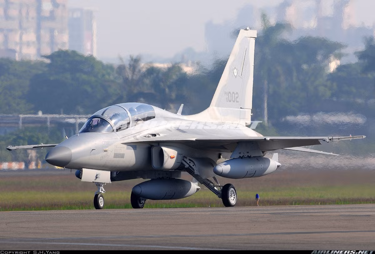 FA-50PH là phiên bản của dòng máy bay chiến đấu hạng nhẹ FA-50 do Hàn Quốc phát triển trên cơ sở mẫu máy bay huấn luyện chiến đấu siêu âm T-50. Mẫu máy bay này vốn được thiết kế trên cơ sở sửa đổi dòng F-16 của Mỹ, cho nên không lạ khi nó có đuôi, cánh, động cơ khá giống với F-16. Nguồn ảnh: Airlines.net