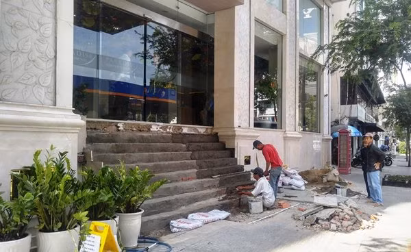 Tương tự, một khách sạn 3 sao trên đường Phạm Hồng Thái bị ông Hải chỉ đạo tháo bỏ bậc tam cấp lấn vỉa hè cũng thuê nhân công đến xây mới lại. Bậc tam cấp mới được xây lùi lại bên trong, trả lại vỉa hè thông thoáng cho người đi bộ.