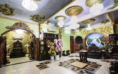 Nơi này được thiết kế theo phong cách độc đáo, có thể chứa tới 200 khách. Tuy nhiên, nam ca sĩ chỉ đón tiếp những người thân thiết tại đây. Nội thất bên trong căn hộ đều rất sang trọng với nguyên liệu từ nhiều loại gỗ quý hiếm, được gia công tỷ mỉ. 