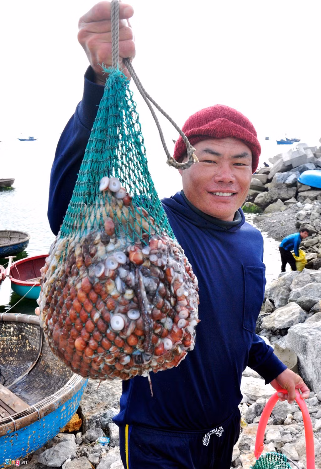 Bên cạnh khai thác ốc cừ, một số ngư dân còn đánh bắt thêm những loại có giá trị kinh tế cao như cua huỳnh đế, bạch tuộc, có ngày thu nhập lên đến 4 triệu đồng/ngày. 