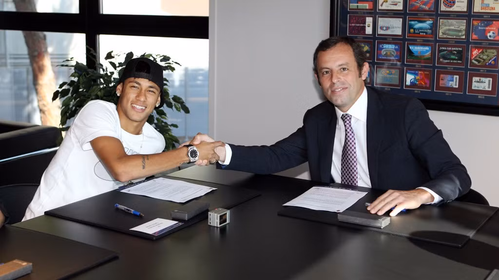 Bạn bè đến thăm: Không chỉ Luis Suarez, Barcelona còn nổi tiếng với điều khoản kỳ lạ khác trong hợp đồng chứa đựng nhiều bí ẩn với Neymar. Sau khi cập bến Nou Camp từ Santos ở mùa hè 2013, ngôi sao 25 tuổi sẽ nhận đều đặn hơn 2,5 triệu euro mỗi mùa nếu không xảy ra tranh cãi với huấn luyện viên. Ngoài ra, cứ hai tháng mỗi lần, toàn bộ bạn bè thân thiết sẽ được tới thăm Neymar tại thành phố Barcelona. Tất cả chi phí đều do phía Barca thanh toán. 