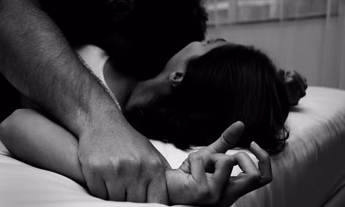 Ý: Bị hiếp dâm nhưng không la hét, tòa “bó tay” khi xử Y: Bi hiep dam nhung khong la het, toa “bo tay” khi xu