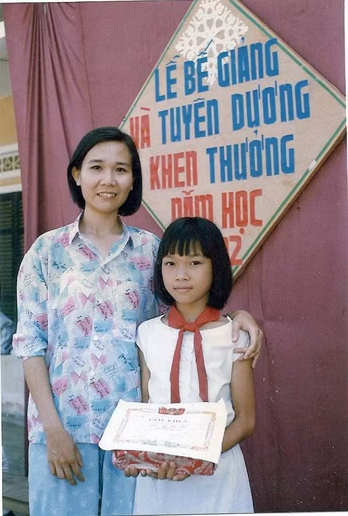Ca sĩ Mỹ Tâm lúc vừa tròn 11 tuổi. Ảnh chụp vào năm 1992, khi cô nhận được phần thưởng nhờ thành tích học tập tốt. 