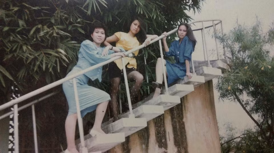 Ở một khoảnh khắc khác bên bạn bè, Mỹ Linh khiến nhiều fan không nhận ra cô thủa thiếu nữ.