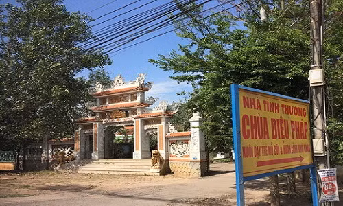 Roi nuoc mat chuyen co sinh vien mang bau go cua nha chua