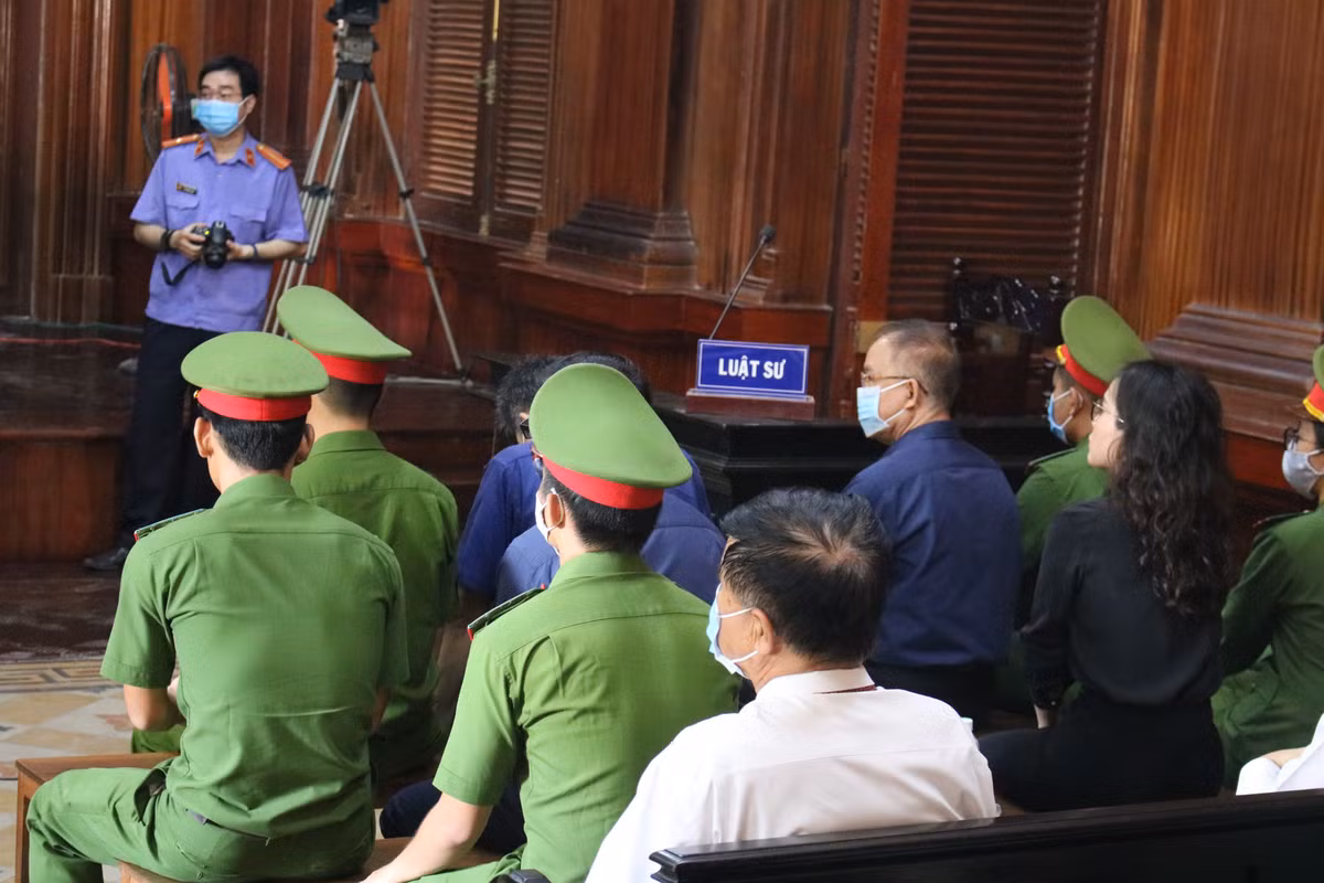 Liên quan vụ án, Nguyễn Thị Thu Thủy (61 tuổi, nguyên Giám đốc Công ty Quản lý kinh doanh nhà TP.HCM) bị điều tra về cùng tội danh, do đang bỏ trốn nên cơ quan điều tra tách ra xử lý sau.