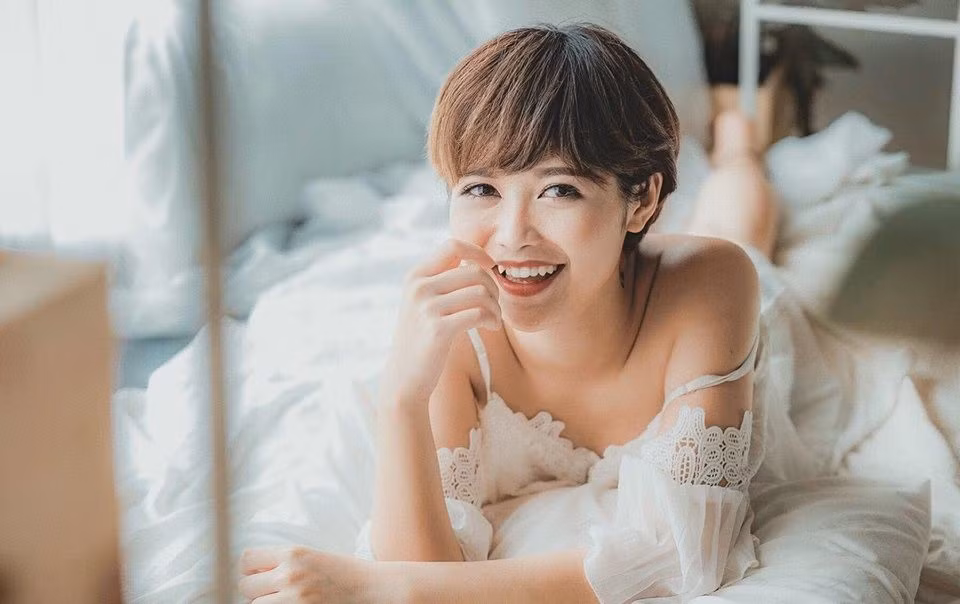 Cô chọn kiểu tóc và cách trang điểm cá tính, nổi bật.
