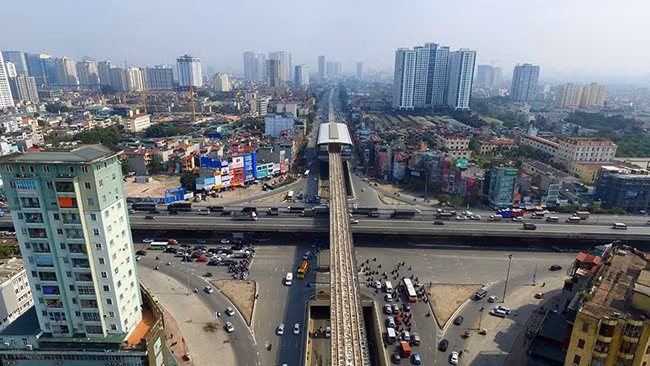 Đường sắt trên cao chạy qua ngã tư Khuất Duy Tiến- Nguyễn Trãi. Đây là điểm giao cắt lớn nhất của toàn tuyến bởi tại nút giao này có 4 tầng bao gồm một đường hầm, một trục giao thông mặt đất, 2 tuyến đường trên cao.