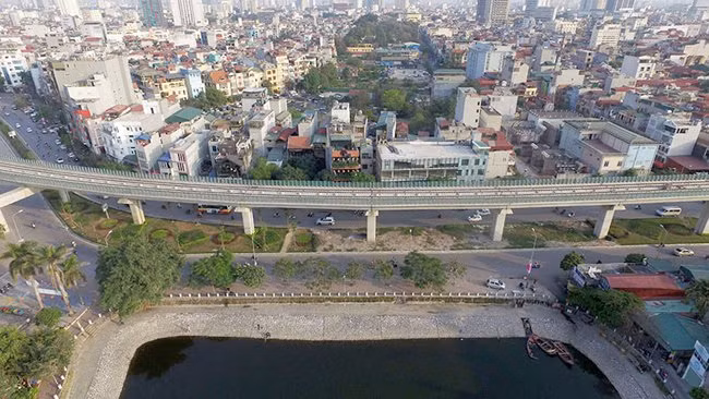 Tuyến đường sắt chạy qua hồ Hoàng Cầu, đón trả khách tại ga Thái Hà. Trung bình mỗi ga cách nhau khoảng 1 km.