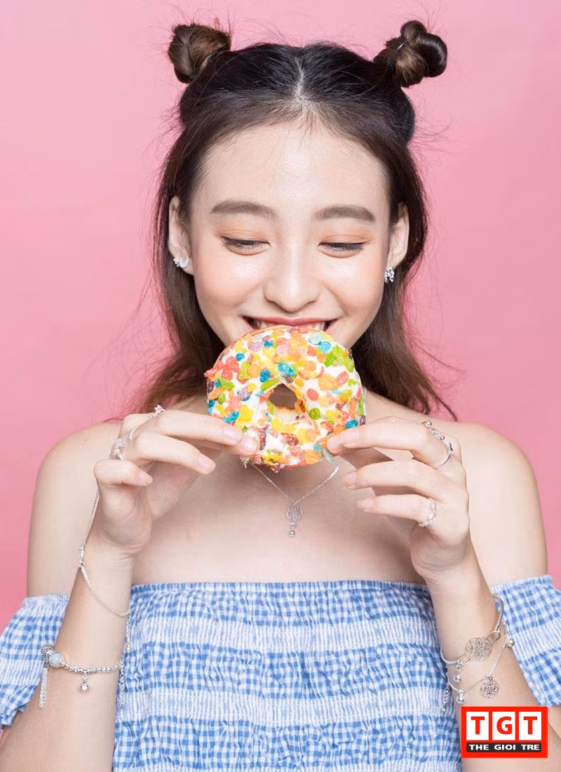 Nhờ vào nụ cười tỏa nắng, cô bạn từng đoạt giải Nữ selfie có nụ cười đẹp nhất trong cuộc thi Selfie của giới trẻ. Nhờ vào việc sở hữu gương mặt xinh xắn, ăn hình và ngoại hình cân đối, 9X lai Tây xinh đẹp này được mời làm mẫu ảnh cho các shop thời trang nổi tiếng.