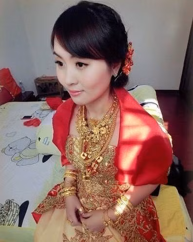 Để tỏ lòng biết ơn với người thân, cô dâu Trung Quốc sẽ cố gắng trưng diện hết tất cả số vàng bạc được tặng lên người trong ngày xuất giá.
