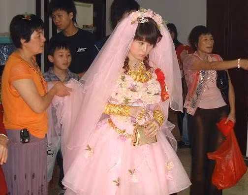 Các cô dâu càng nổi bật với số lượng trang sức vàng được phủ khắp trên cơ thể khiến quan khách lóa mắt sẽ càng khiến cho gia đình "không bị mất giá" với mọi người.