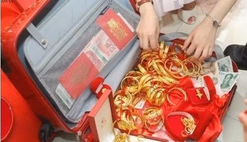 Đối với những người họ hàng "lười biếng" không muốn xách cả vali tiền thì các biên lai ngân hàng với nhiều con số được lồng khung kính trang trọng để gửi tặng cô dâu trong ngày cưới là điều thường thấy ở Tấn Giang.