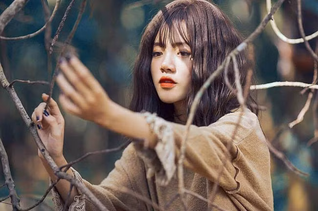 Cận cảnh gương mặt khả ái của hot girl 17 tuổi đang vượt mặt Thúy Vi và Bà Tưng tại "The Face".