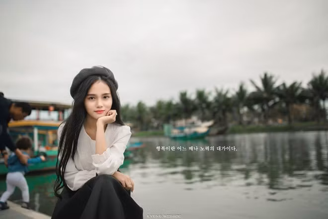 Huỳnh Thị Tường Vi (20 tuổi) trở thành tâm điểm chú ý sau khi xuất hiện trên trang mạng xã hội Ulzzang của Hàn Quốc. 9X từng đoạt giải nhì nội dung đôi nam nữ, giải nhất tài năng cuộc thi Sinh viên Tài năng, Thanh lịch Bách khoa vào cuối năm 2016 và là người mẫu ảnh đắt giá từ năm 2014 đến nay.