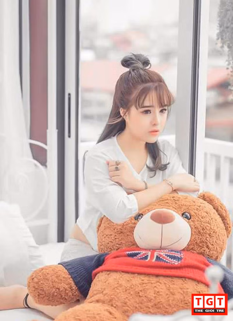 Năm 20 tuổi, 9X xinh như búp bê này đã bắt đầu chia sẻ những bản rap cover của mình trên các trang mạng xã hội và nhanh chóng gây được sự thu hút lớn. Cô gái vừa rap vừa đem nải chuối lên các show ăn đã khiến nhiều người chú ý. Thảo Hiền cũng không ngờ những khoảnh khắc xả stress của mình lại khiến cộng đồng mạng quan tâm nhiều đến như vậy.