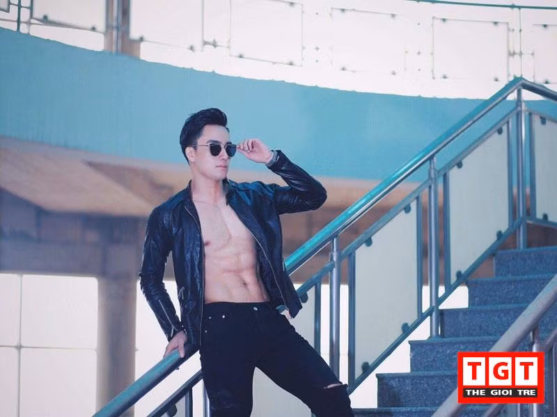 Anh chàng được nhắc đến ở đây tên là Tưởng Ngọc Minh, sinh ngày 28/12/1991 tại Hà Nội. Ngọc Minh hiện đang là là 1 chàng vũ công thường xuyên tham gia các chương trình biểu diễn lớn, đồng thời là người mẫu ảnh và diễn viên tự do.