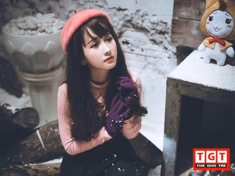 Bảo Ngọc cho biết: "Gia đình của Ngọc ở Sóc Trăng, Ngọc lên Sài Gòn học từ cấp 2. Cấp 3 đã sống tự lập đi làm thêm kiếm tiền lo cho cuộc sống và chuyện học hành. Sống trong gia đình không ai đi theo con đường nghệ thuật nhưng Ngọc lại rất thích và hy vọng sẽ sau này sẽ làm việc, phát triển nhiều hơn nữa trong môi trường nghệ thuật". Hiện tại, Bảo Ngọc đang sinh sống và học Sư phạm Tiểu học tại Sài Gòn. Hot girl xinh đẹp này có nhiều sở thích thú vị như: ca hát, chụp hình, du lịch, xem phim,...