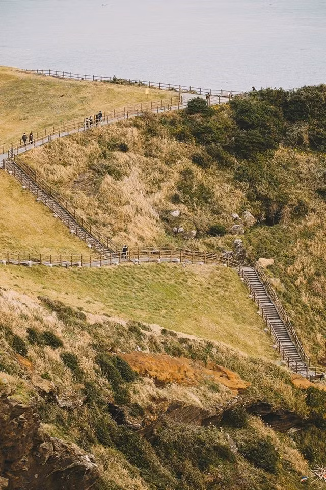 Seongsan-Ri: Khu vực này ở ven Jeju, ngay gần cảng. Nơi đây mang hương vị làng quê, cảnh vật quen thuộc trên những bộ phim truyền hình Hàn Quốc. Khu vực này có công viên Seongsan rất đẹp, là điểm đến bạn không bỏ qua khi đến đây.